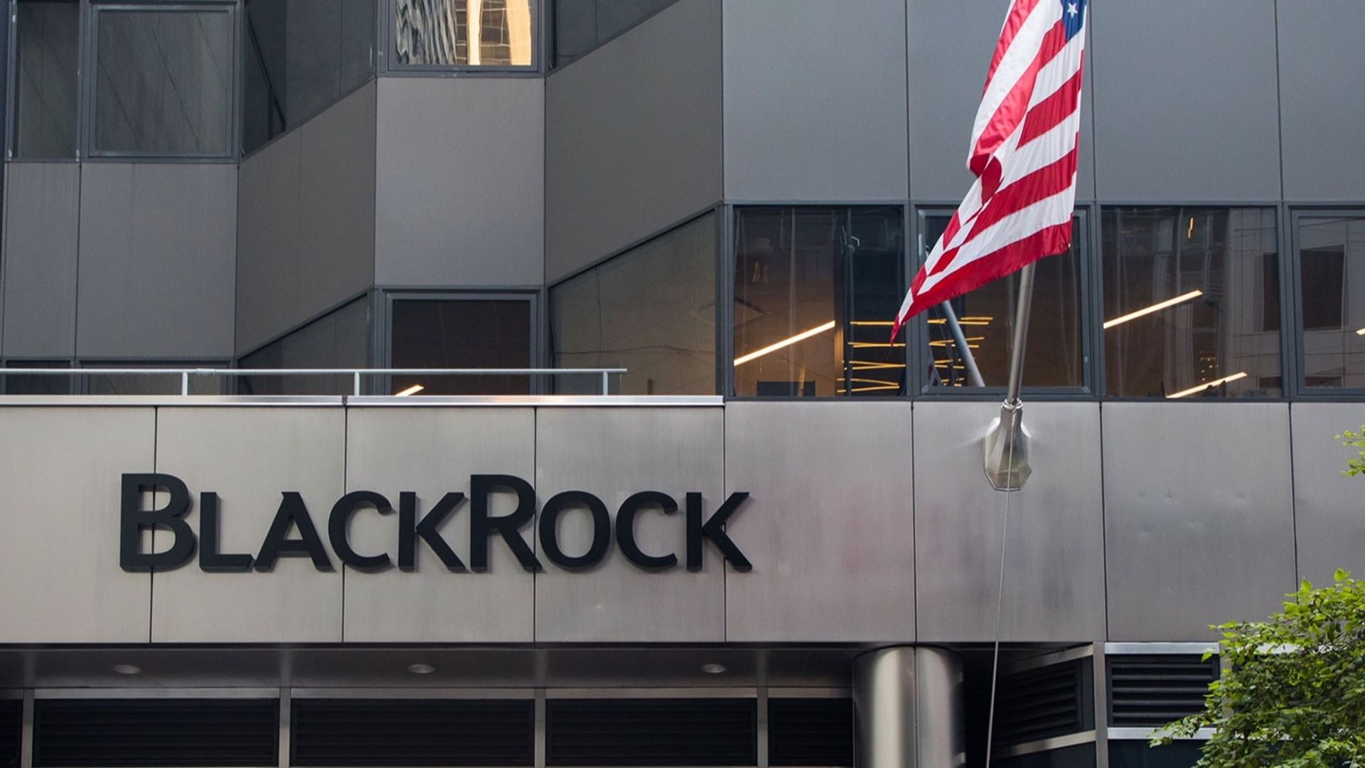 BlackRock’s IBIT Sees Second-Largest Bitcoin Inflow Since Launch, Nearing $1 Billion