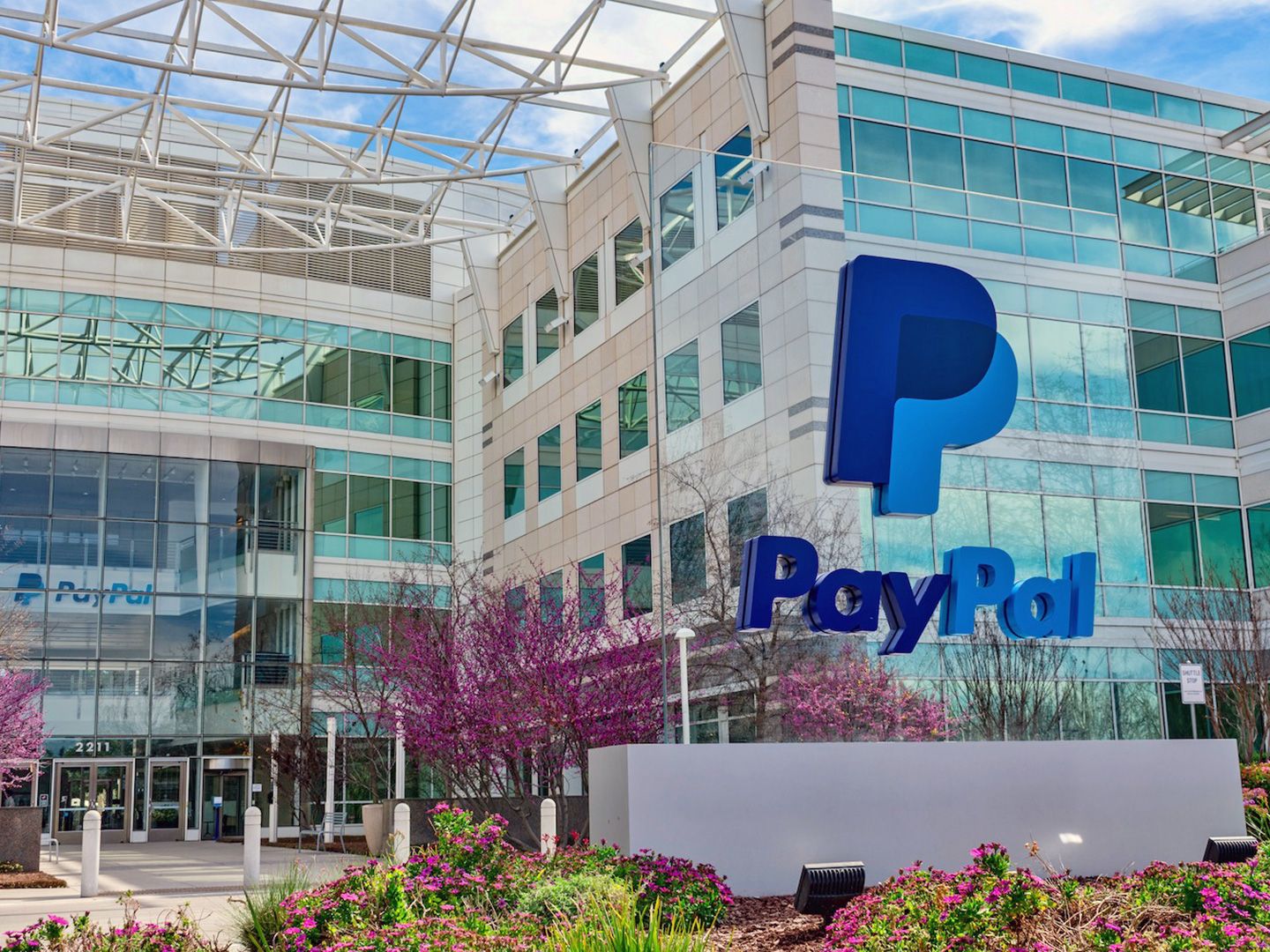 Coinbase Introduces Free Conversion for PayPal's PYUSD as Stablecoin Competition Intensifies