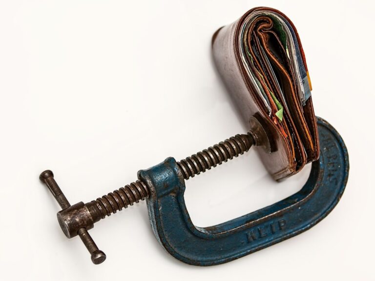 BTC, XRP, SOL, ETH Witness 'Long Squeeze' as Futures Open Interest Slides With Prices