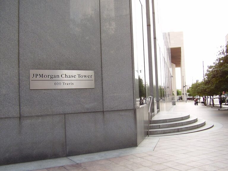 JPMorgan Teams With Coinbase to Let Users Buy Crypto With Bank Accounts, Points and Cards