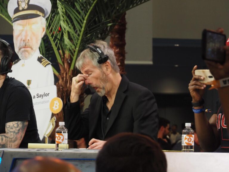 Strategy Tumbles to 4-Month Low as Crypto Stocks, Digital Asset Treasuries Sink