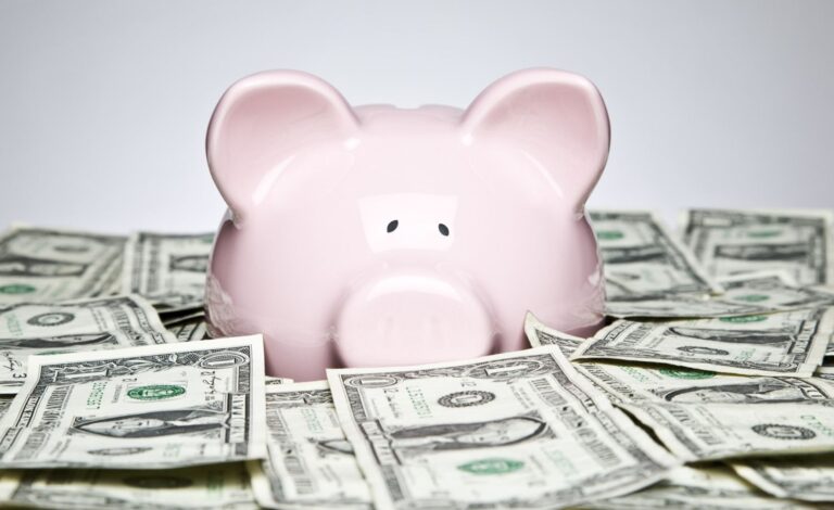 Market Rallies as Trump Opens 401(k) Floodgates: Crypto Daybook Americas