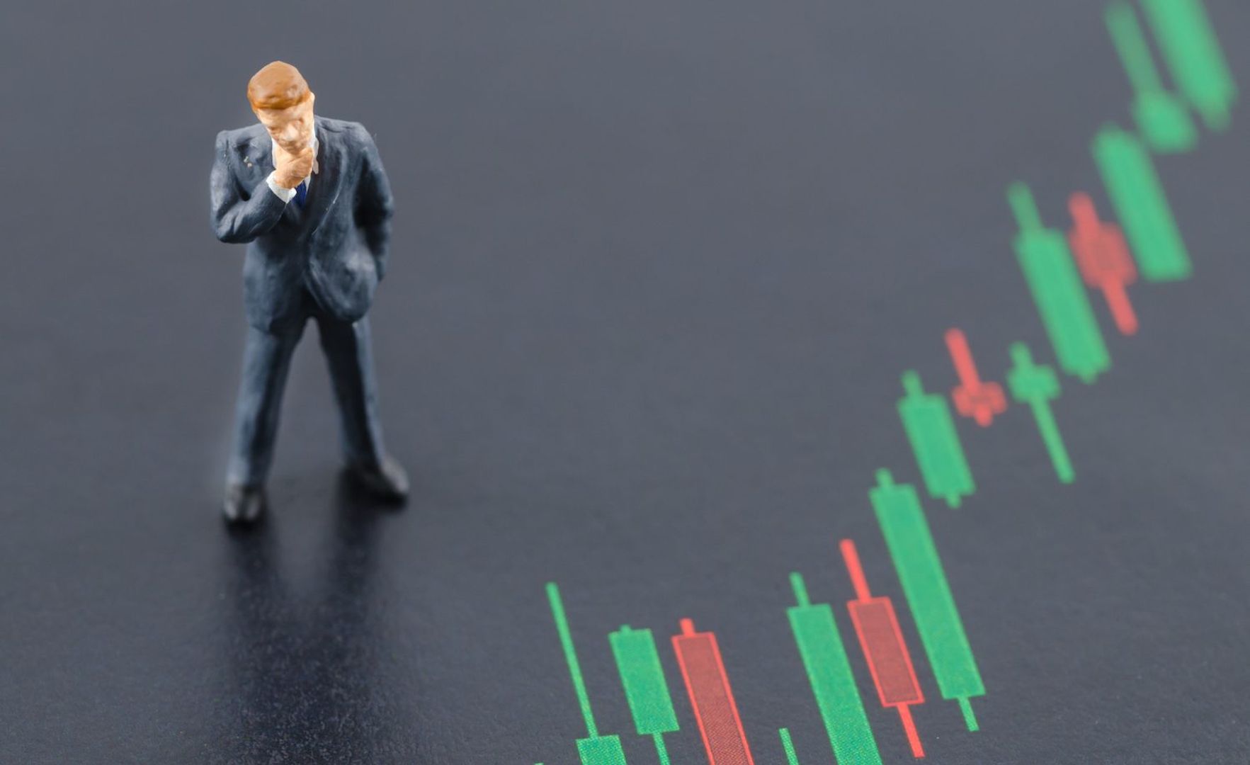 Bitcoin Struggles to Hold $115K; Solana, Dogecoin Show Relative Strength as Risk-Off Sentiment Lingers