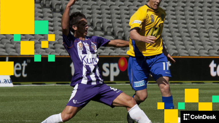 Bitcoin Again Runs Into 2017-21 Trendline, SOL Flashes 'Shooting Star' Warning