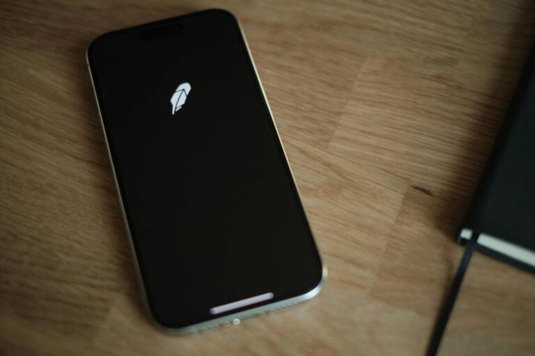 Robinhood Stock Jumps 15% on S&P 500 Inclusion; Strategy Slips as Analysts/Saylor Downplay Snub