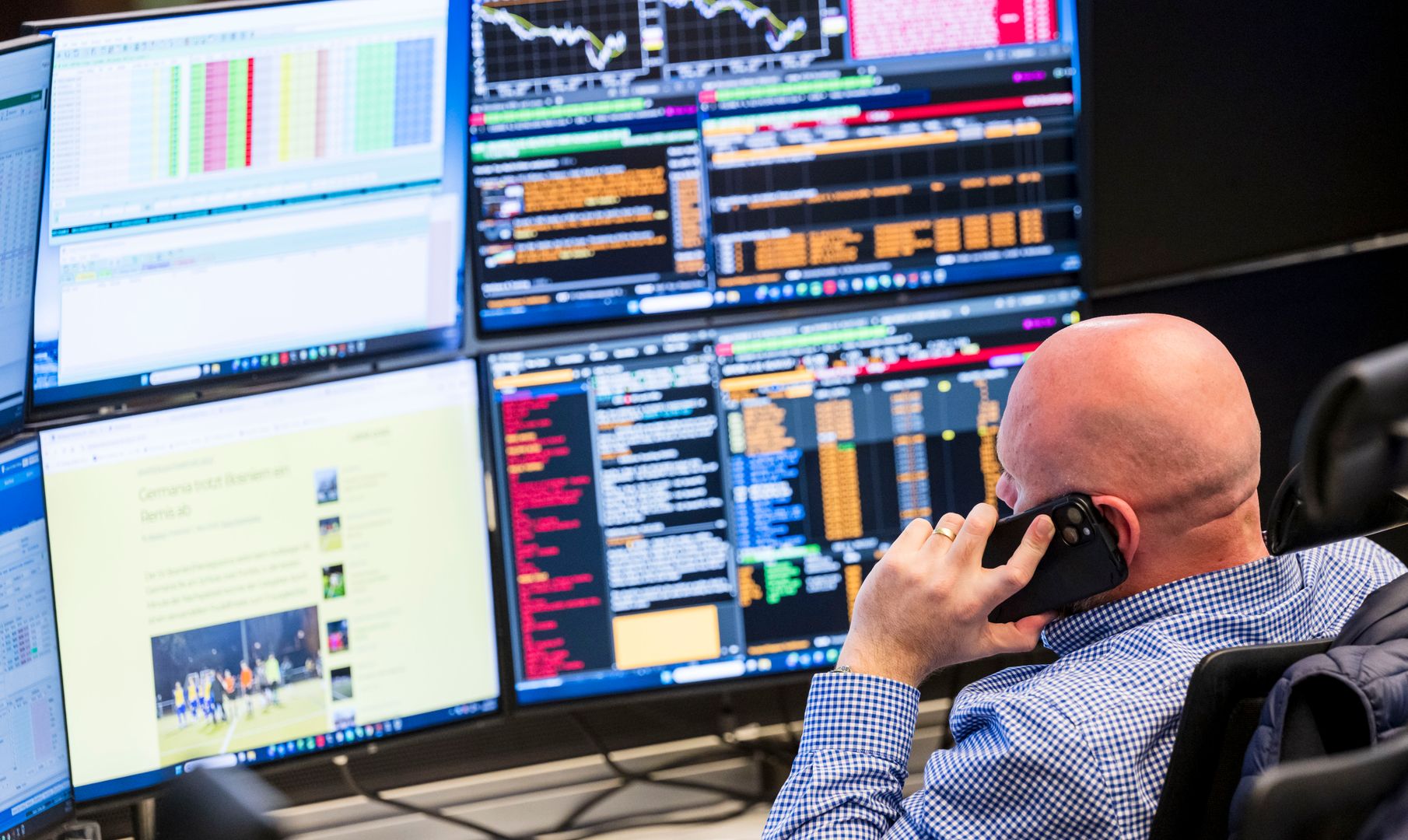 Solana, XRP ETFs take different paths as crypto investors pile in