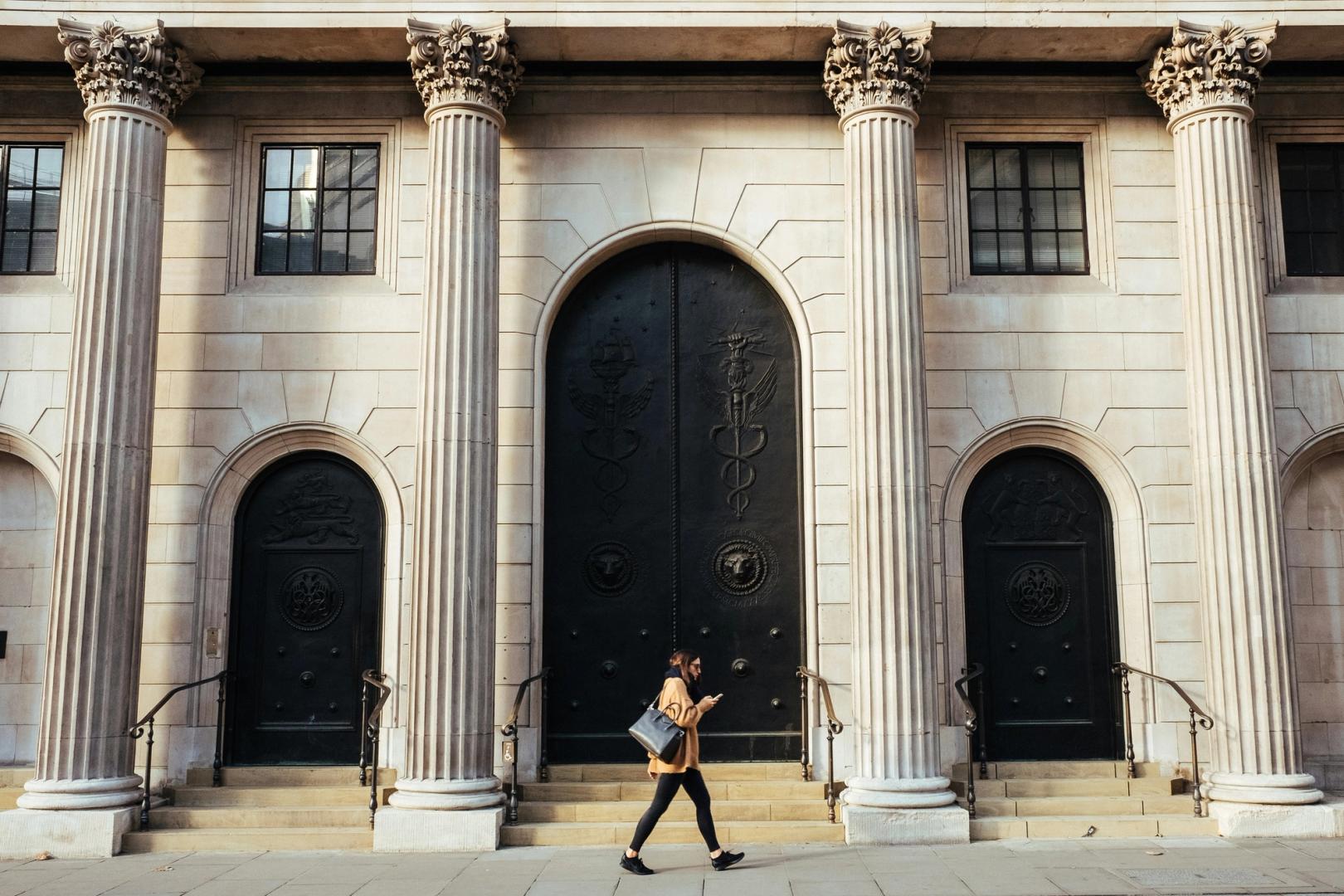 Bank of England backs down on strict stablecoin holding limits, sets $50 billion issuance cap